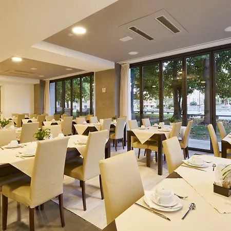 Fonzari מלון 4*